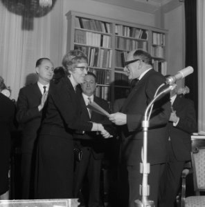25 diplomas uitgereikt aan leerlingen in de Franse taal door Franse Ambassadeur , Bestanddeelnr 914-5365