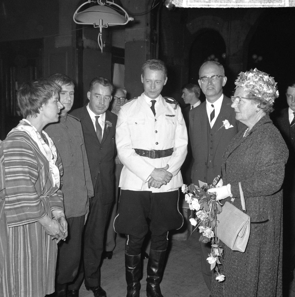 25 jaar Nederlands Amateur Toneel Unie te Utrecht, koningin Juliana onderhield z, Bestanddeelnr 917-8798