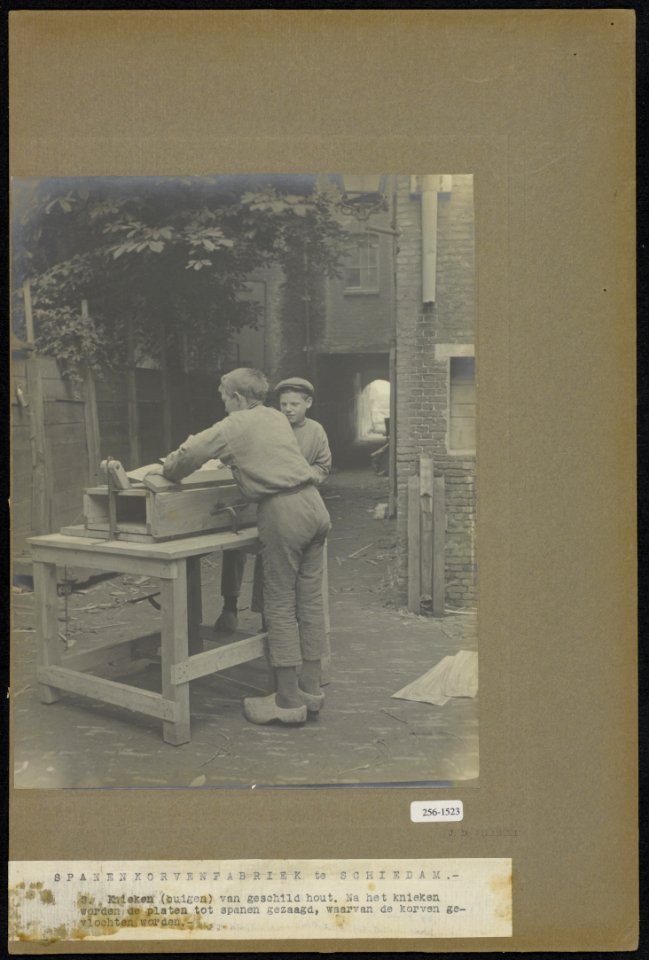3 Knieken (buigen) van geschild hout Na het knieken worden de platen tot span�, Bestanddeelnr 256-1523