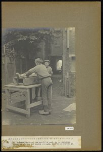 3 Knieken (buigen) van geschild hout Na het knieken worden de platen tot span�, Bestanddeelnr 256-1523