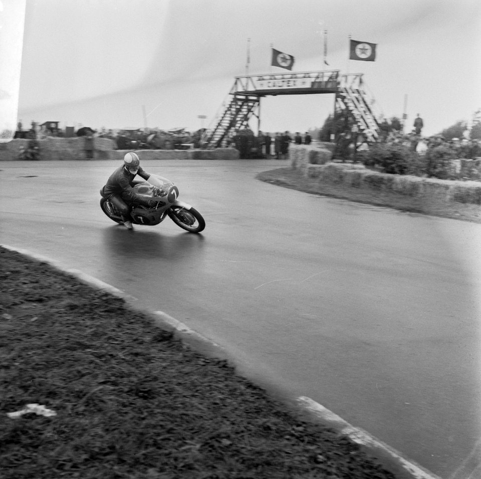 250 cc klasse. Mike Hailwood, de later e winnaar, Bestanddeelnr 919-2875