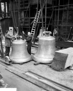 3 grote luidklokken voor de Laurenskerk te Rotterdam zijn gearriveerd, Bestanddeelnr 911-8283