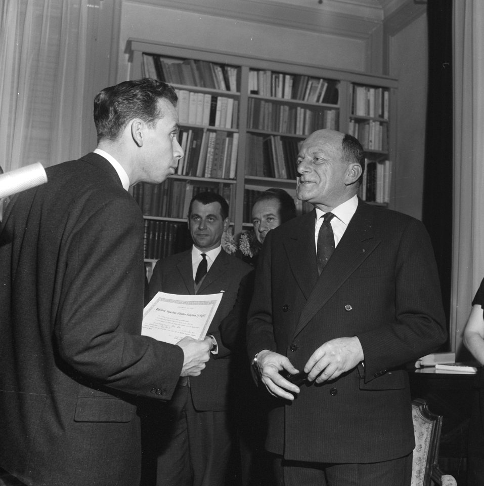 25 diplomas uitgereikt aan leerlingen in de Franse taal door Franse Ambassadeur , Bestanddeelnr 914-5364