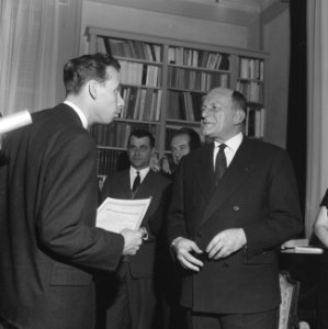 25 diplomas uitgereikt aan leerlingen in de Franse taal door Franse Ambassadeur , Bestanddeelnr 914-5364