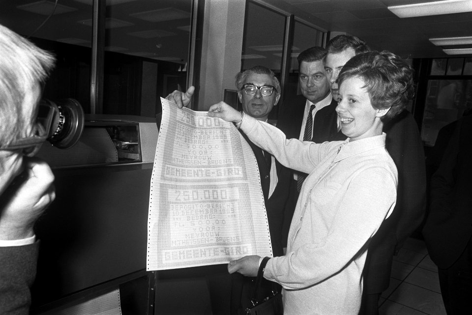 250.000ste rekeninghouder bij Gemeente Girokantoor Adam. Mevrouw Thijssen met uittreksel uit de computer, achter haar wethouder Polak, Bestanddeelnr 923-0637