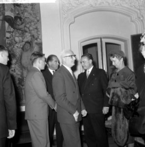 25-jarig jubileum St Adelborstvereniging , minister Van Rooy ontvangt namens de, Bestanddeelnr 911-6224