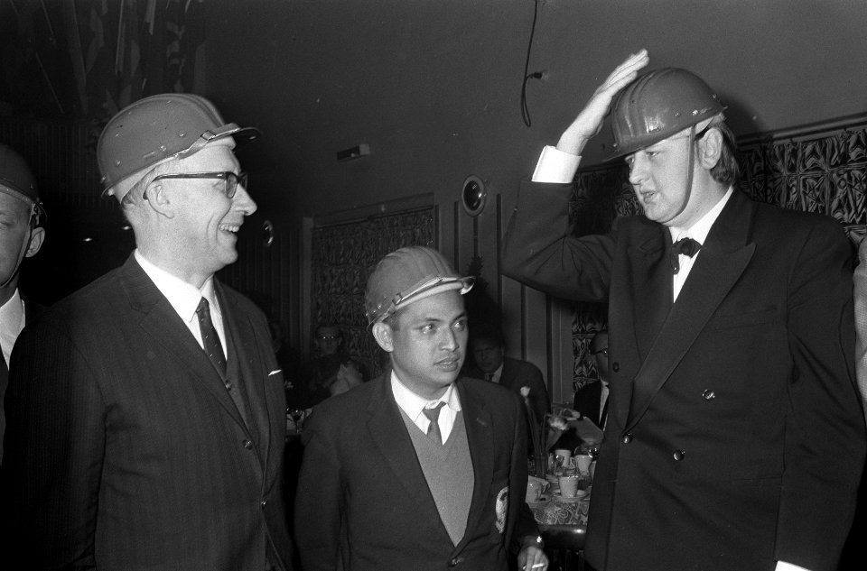 28e Hoogoven schaaktoernooi van start, v.l.n.r. Scheltinga, Bachtiar (Indonesie), Bestanddeelnr 918-6637