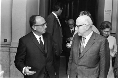 24e Amsterdamse Universiteitsdag in Aula, Spui, Amsterda links prof. dr. Vink en, Bestanddeelnr 923-9321