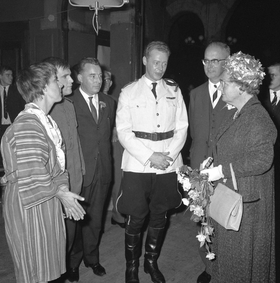 25 jaar Nederlands Amateur Toneel Unie te Utrecht, koningin Juliana onderhield z, Bestanddeelnr 917-8797
