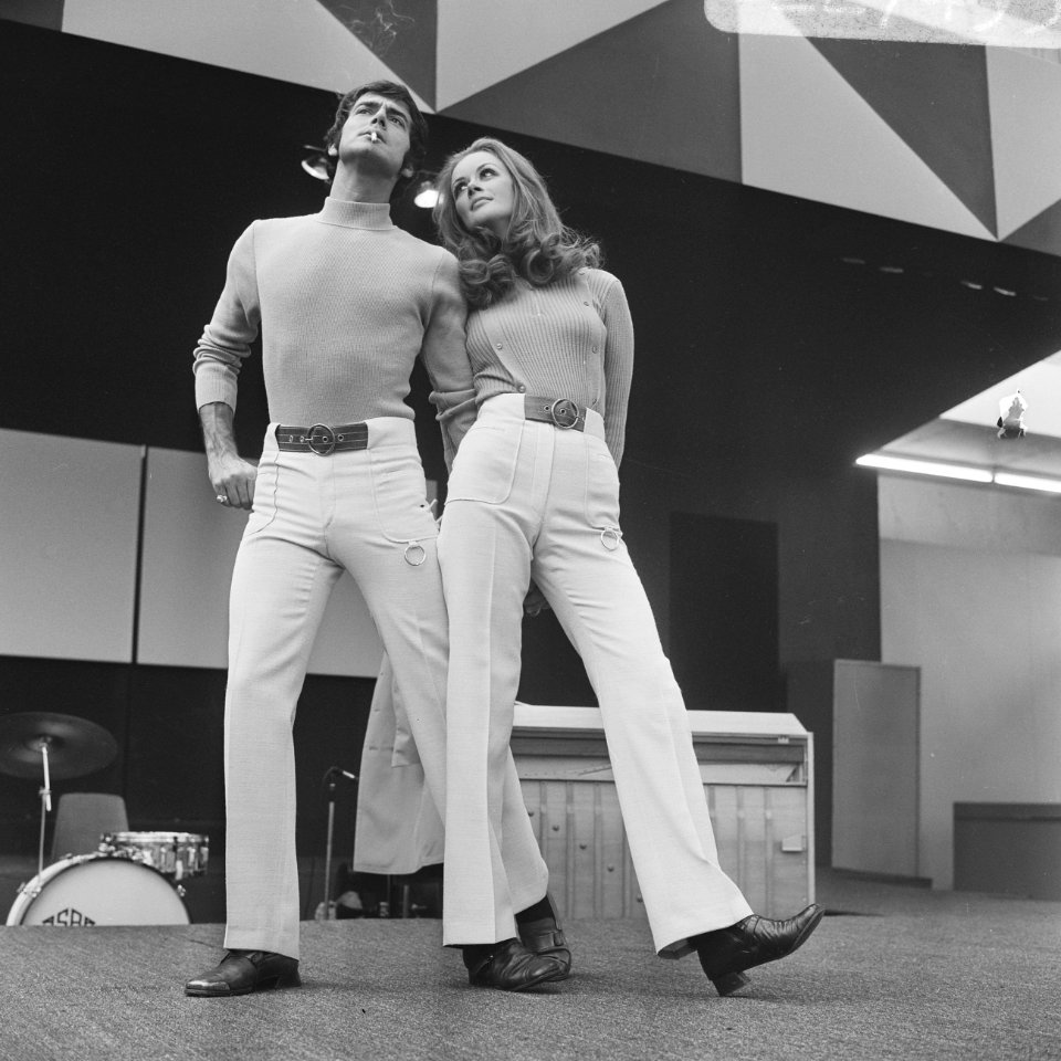 24e Herenmode beurs in RAI, Amsterdam man en vrouw met dezelfde pantalon en tru, Bestanddeelnr 922-7495