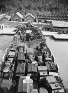 26 Juni 1949 arriveerde een gedeelte van de 18e Cie. A.A.T. per L.S.T. te Padang, Bestanddeelnr 13949