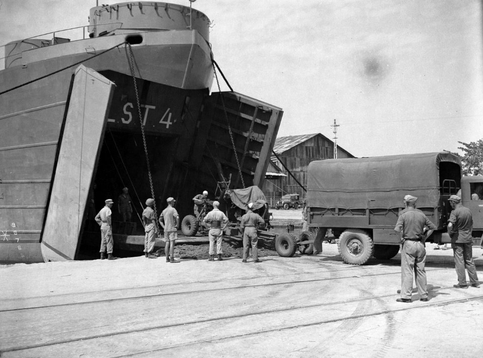 26 Juni 1949 arriveerde een gedeelte van de 18e Cie. A.A.T. per L.S.T. te Padang, Bestanddeelnr 13952