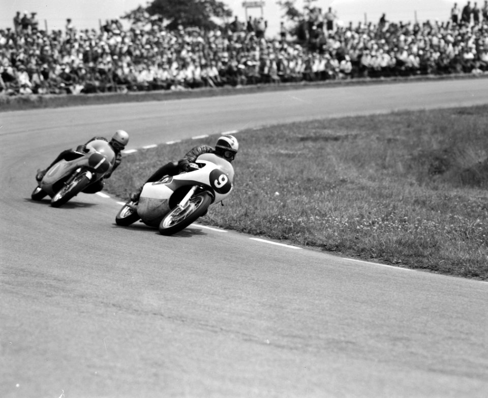 250cc klasse Jim Redman op Honda (nr 1) op kop nr 9 Phil Read op Yamaha, Bestanddeelnr 916-5922