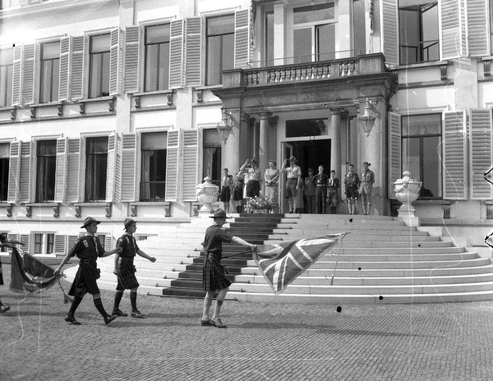 300 padvinders bezoeken koningin Juliana te Soestdijk, Bestanddeelnr 907-2661
