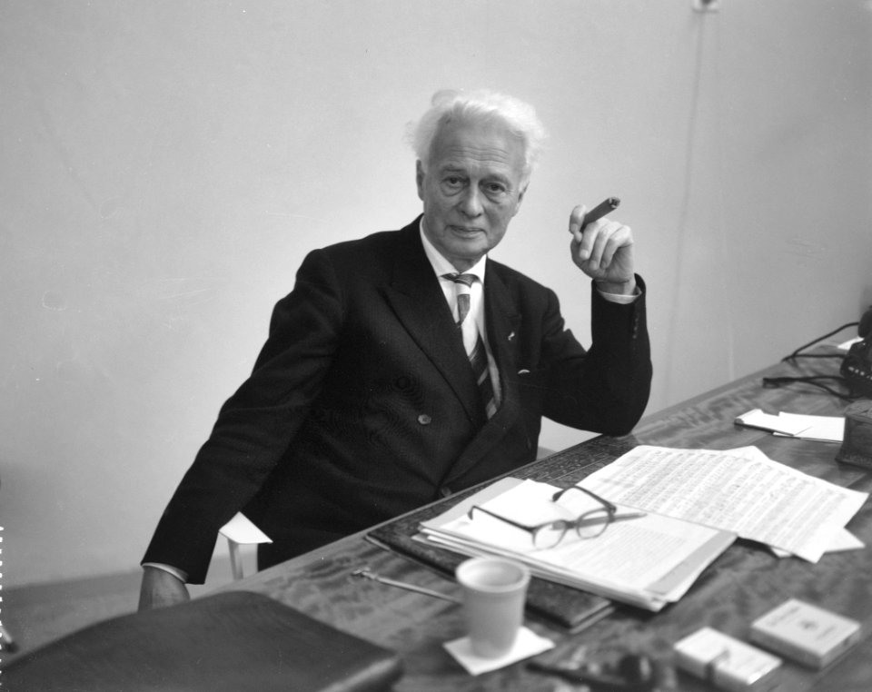 30 november aanstaande wordt Willem Gehrels , directeur van de Volksmuziekschool, Bestanddeelnr 911-8102