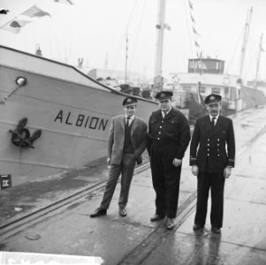 26000ste schip in haven van Rotterdam de Albion uit Harlingen De bemanning S , Bestanddeelnr 915-8825