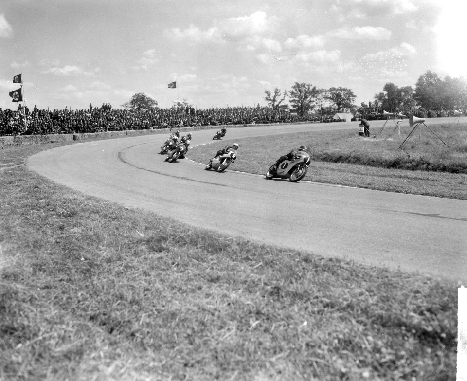 250cc race Voorop Phil Read , daarachter Mike Duff, Bestanddeelnr 917-9050