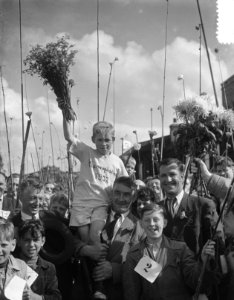 300 kinderen uit Jordaan gaan vissen aan het Noord-Hollands Kanaal De winnaar i, Bestanddeelnr 905-2591 photo