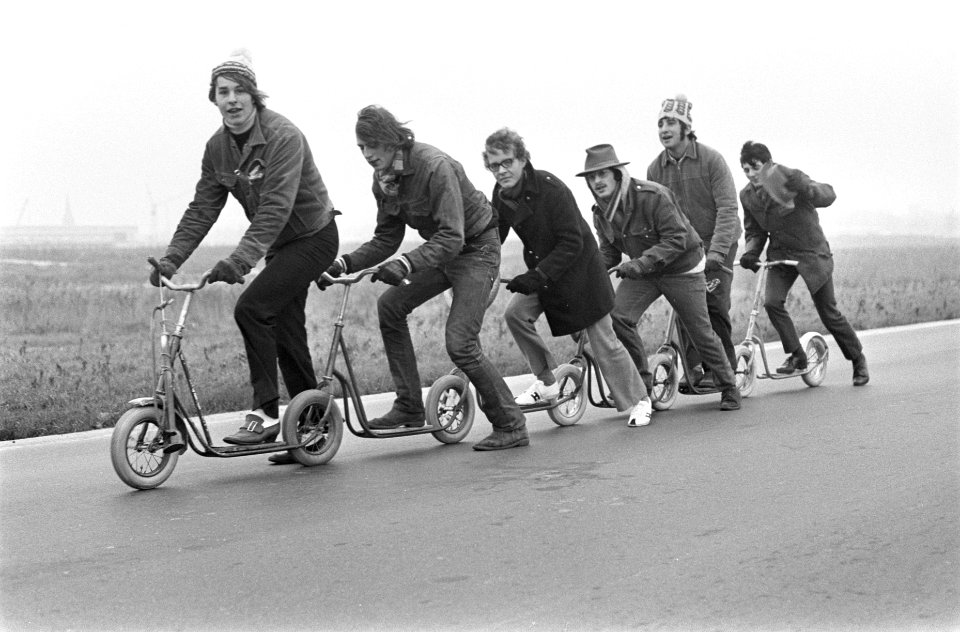 30 Jongelui op de step naar Purmerend, Bestanddeelnr 921-9210