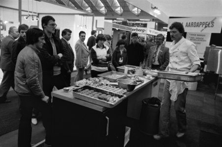 26e Horecava in RAI Amsterdam tm 7 januari. Kok demonstreert zeer snelle ovens, Bestanddeelnr 931-8916