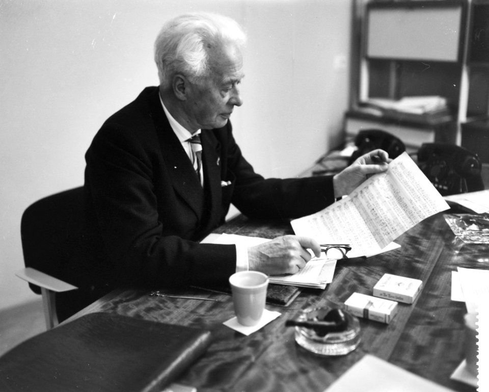 30 november aanstaande wordt Willem Gehrels , directeur van de Volksmuziekschool, Bestanddeelnr 911-8100