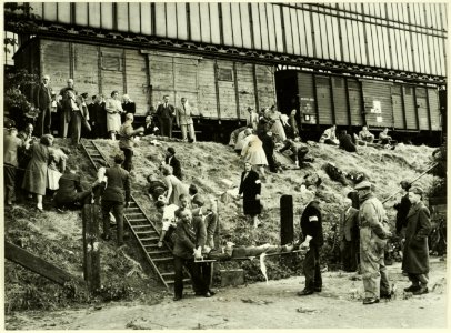 30 juni. Aan de achterzijde van het station, tegen de spoordijk werd een grote oefening gehouden waarbij een treinongeval werd verondersteld, NL-HlmNHA 5400464700