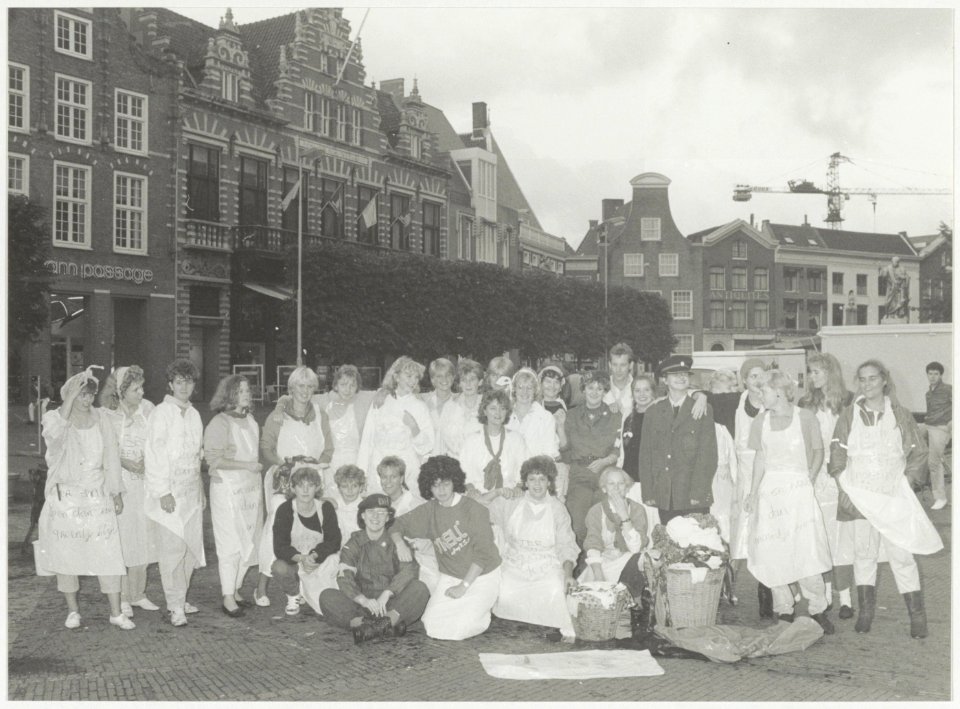 30 nieuwe ontgroent (Janskliniek) op de Grote Markt. NL-HlmNHA 54025841