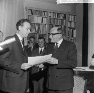 25 diplomas uitgereikt aan leerlingen in de Franse taal door Franse Ambassadeur , Bestanddeelnr 914-5360