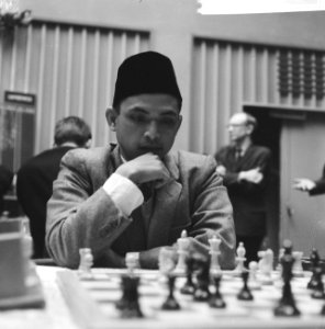 28e Hoogoven schaaktoernooi te Beverwijk, A.A. Bachtiar uit Indonesie, met fez, Bestanddeelnr 918-6659