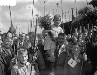 300 kinderen uit Jordaan gaan vissen aan het Noord-Hollands Kanaal De winnaar i, Bestanddeelnr 905-2590 photo