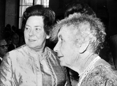 27e internationaal psycho-analytisch congres te Wenen, dr Anna Freud (r), docht, Bestanddeelnr 924-7732 (cropped)