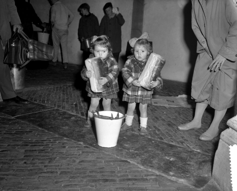 3 oktober feesten in Leiden, tweelingen komen ook hun deel halen, Bestanddeelnr 911-6435