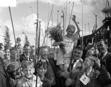 300 kinderen uit Jordaan gaan vissen aan het Noord-Hollands Kanaal De winnaar w, Bestanddeelnr 905-2589 photo