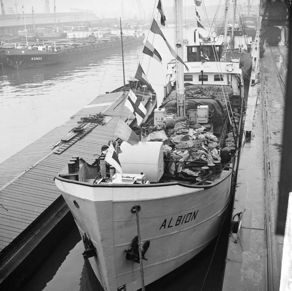 26000ste schip in haven van Rotterdam de Albion uit Harlingen, Bestanddeelnr 915-8824