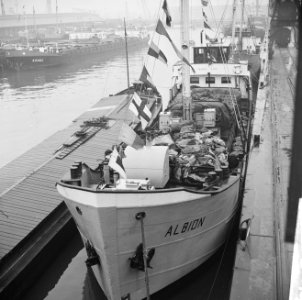 26000ste schip in haven van Rotterdam de Albion uit Harlingen, Bestanddeelnr 915-8824