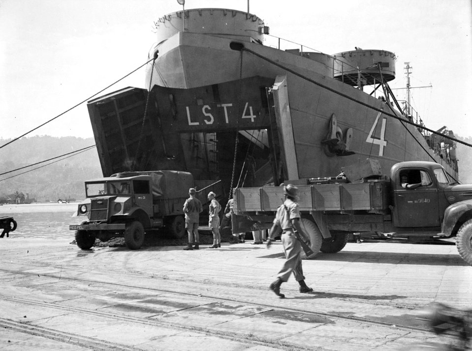 26 Juni 1949 arriveerde een gedeelte van de 18e Cie. A.A.T. per L.S.T. te Padang, Bestanddeelnr 13951