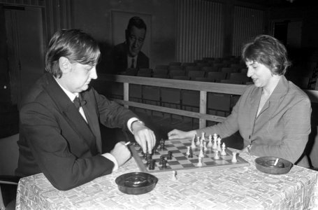 28e Hoogoven schaaktoernooi van start, Donner oefende even met mevrouw Bobotsov, Bestanddeelnr 918-6638 photo