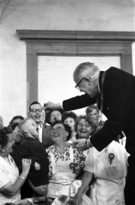 3 oktober feesten in Leiden, burgemeester jhr mr F H van Kinschot deelt hari, Bestanddeelnr 911-6429