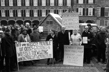 300 inwoners uit Winschoten dem. op Binnenhof tegen geringe contingentering van , Bestanddeelnr 931-9830