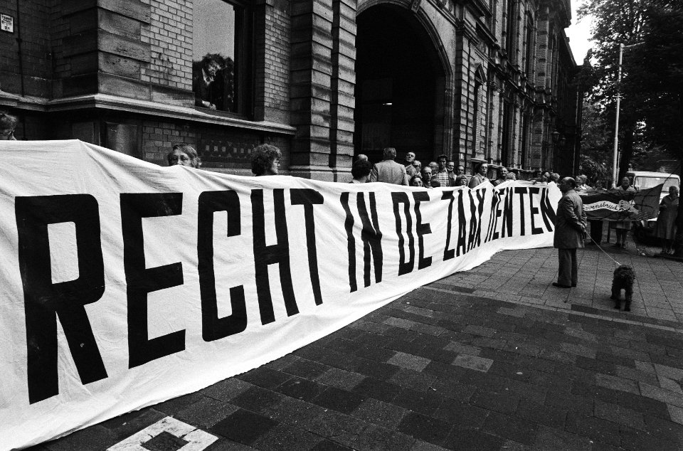 3 Proces Menten in Rotterdam demonstratie voor het gerechtsgebouw tegen eventue, Bestanddeelnr 930-8591