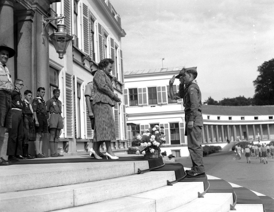 300 padvinders bezoeken koningin Juliana te Soestdijk, Bestanddeelnr 907-2659