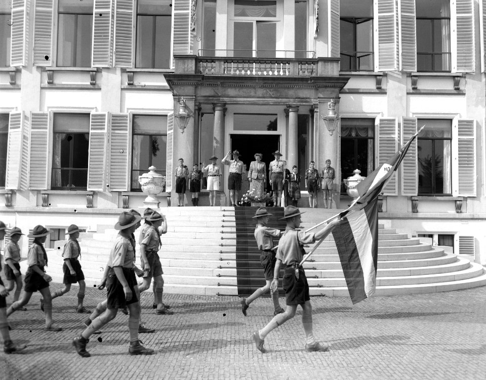 300 padvinders bezoeken koningin Juliana te Soestdijk, Bestanddeelnr 907-2660