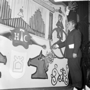 27e Hoogovenschaaktoernooi te Beverwijk, de Rus E. Gelle bij het orgel tijdens d, Bestanddeelnr 917-3049