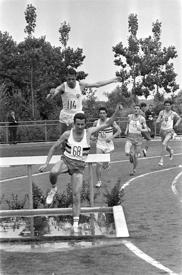 3.000m steeplechase. Gaston Roelants (Belgie), op de voorgrond, wint . Nummer 11, Bestanddeelnr 920-4895