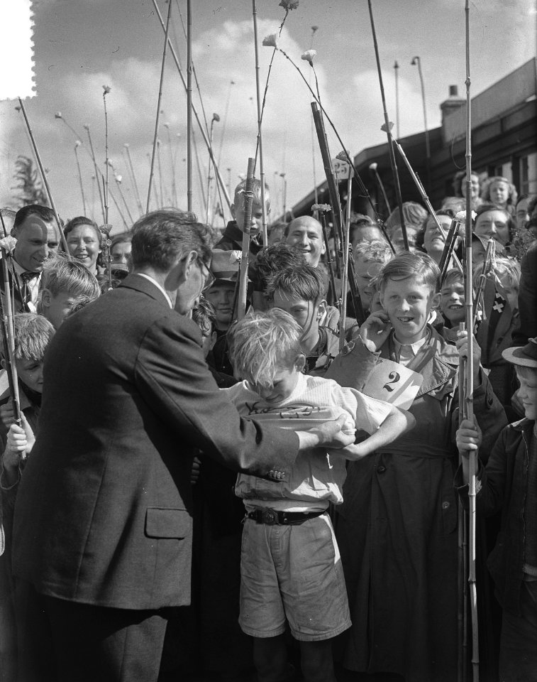 300 kinderen uit Jordaan gaan vissen aan het Noord-Holland Kanaal De winnaar is, Bestanddeelnr 905-2592
