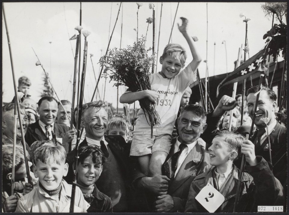 300 kinderen uit Jordaan gaan vissen aan het Noord-Hollands Kanaal De winnaar i, Bestanddeelnr 072-1018