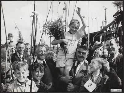 300 kinderen uit Jordaan gaan vissen aan het Noord-Hollands Kanaal De winnaar i, Bestanddeelnr 072-1018 photo
