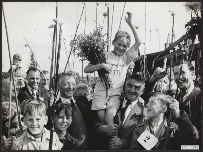 300 kinderen uit Jordaan gaan vissen aan het Noord-Hollands Kanaal De winnaar i, Bestanddeelnr 072-1018