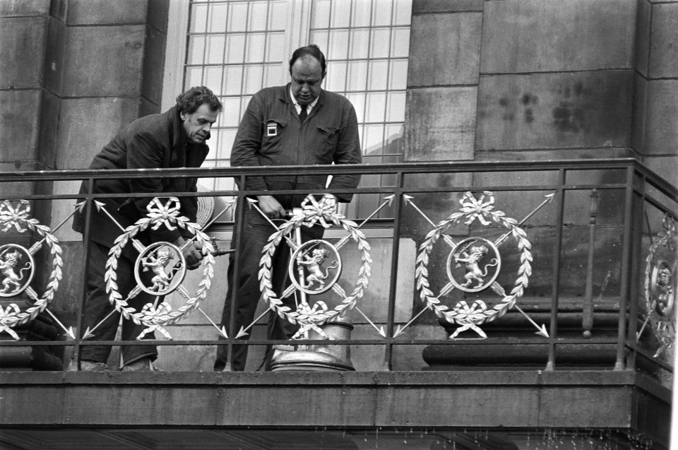 30 April troonwisseling het schoonmaken van het balkon van het Paleis op de Dam, Bestanddeelnr 930-7928