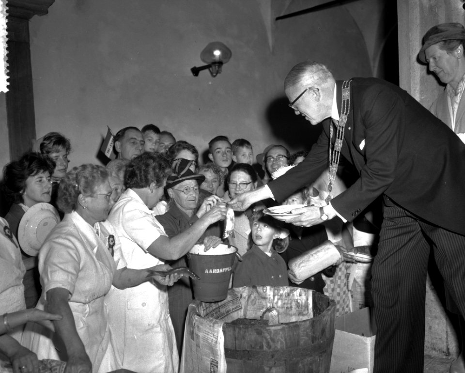 3 oktober feesten in Leiden, burgemeester Van Kinschot deelt haring uit, Bestanddeelnr 911-6433